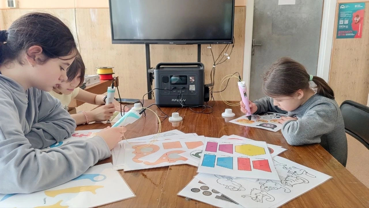 美術の授業で作業する生徒たち