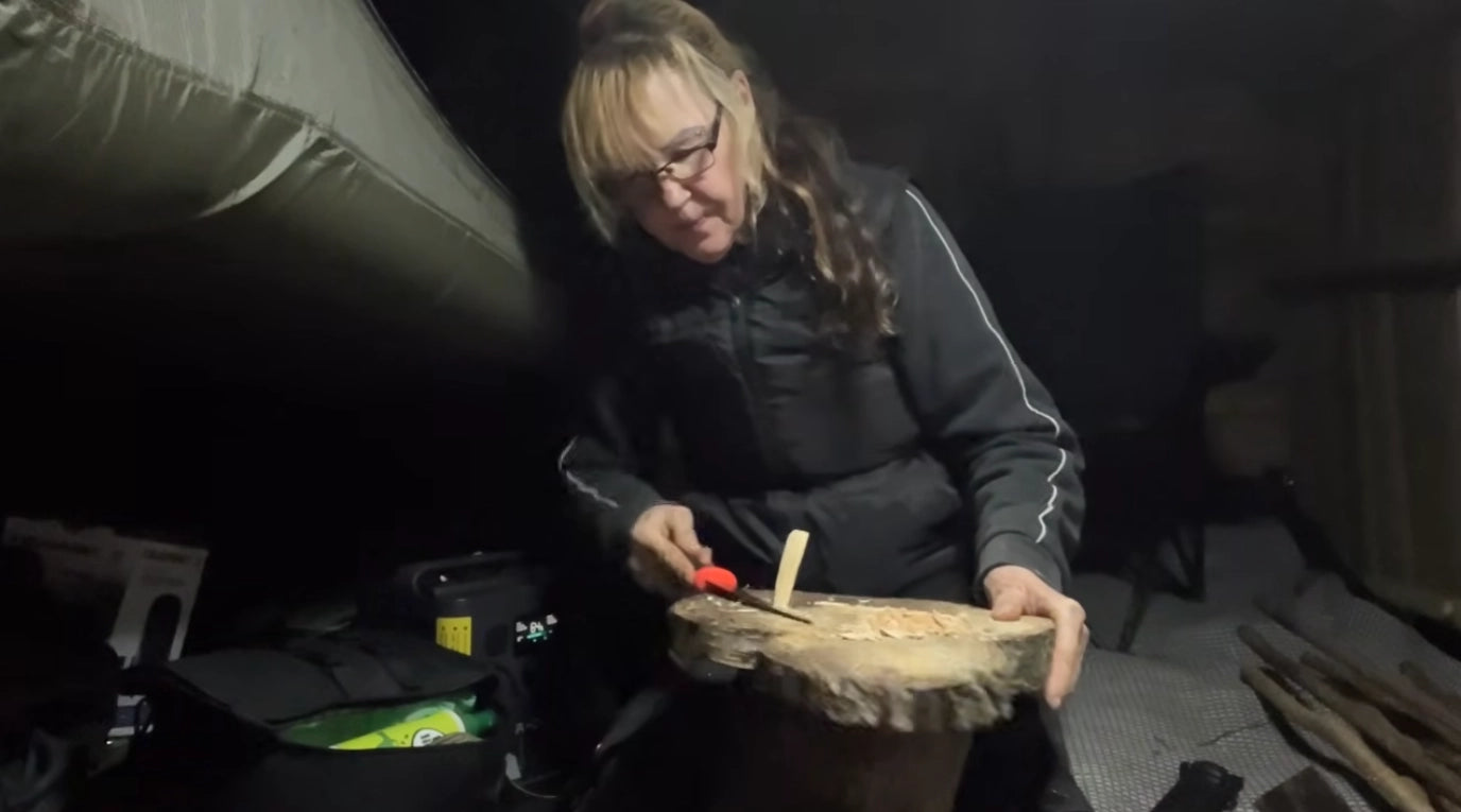 SarahがAFERIYとともに森で夜を過ごす